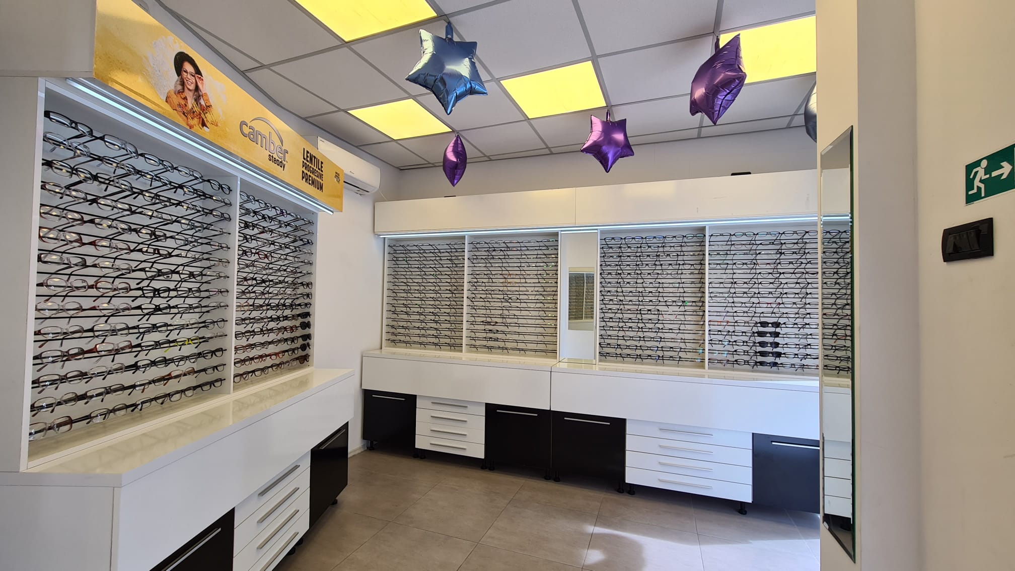 Tehnician optică la lucru